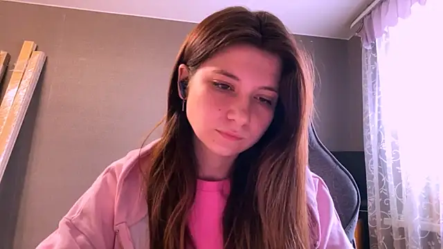 Snapshot of LunnaBliss chatting on April 14, 2026, 12:44 pm LunnaBliss online show from April 14, 2026, 12:44 pm