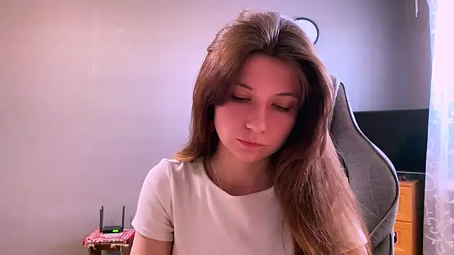 Snapshot of LunnaBliss chatting on May 19, 2026, 4:02 pm LunnaBliss online show from May 19, 2026, 4:02 pm