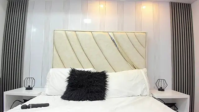 violetta cutest  online show from February 18, 2026, 12:12 pm