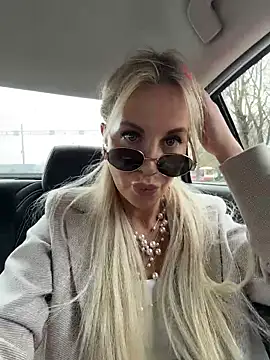 LisaMurr online show from April 30, 2026, 11:49 am