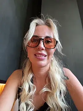 Snapshot of LisaMurr chatting on June 12, 2026, 1:54 pm LisaMurr online show from June 12, 2026, 1:54 pm