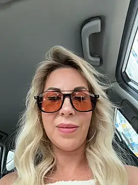 LisaMurr online show from July 3, 2026, 1:28 pm