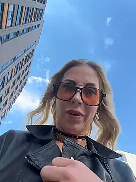LisaMurr online show from July 8, 2026, 12:20 pm