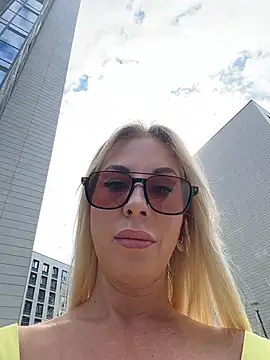 LisaMurr online show from July 28, 2026, 12:23 pm