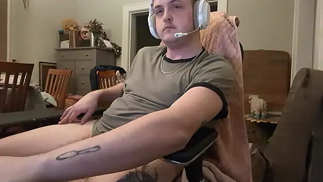 Snapshot of Lyntronix chatting on March 28, 2026, 1:49 am Lyntronix online show from March 28, 2026, 1:49 am