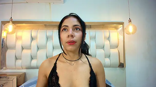 Snapshot of AzulMaveric chatting on June 2, 2026, 8:33 pm AzulMaveric online show from June 2, 2026, 8:33 pm