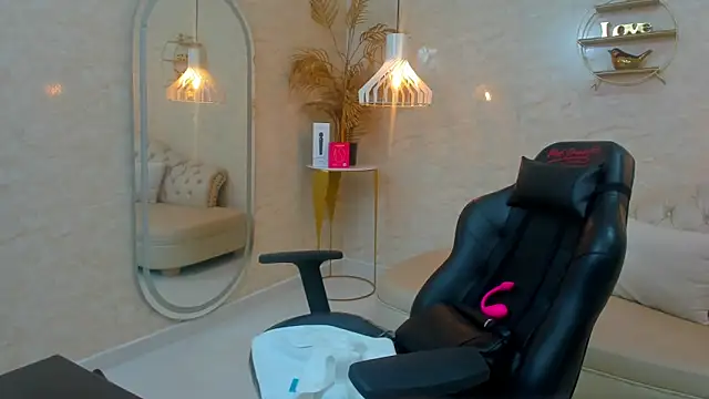 Snapshot of CAAMII_SWEETT chatting on May 28, 2026, 8:17 pm CAAMII SWEETT online show from May 28, 2026, 8:17 pm