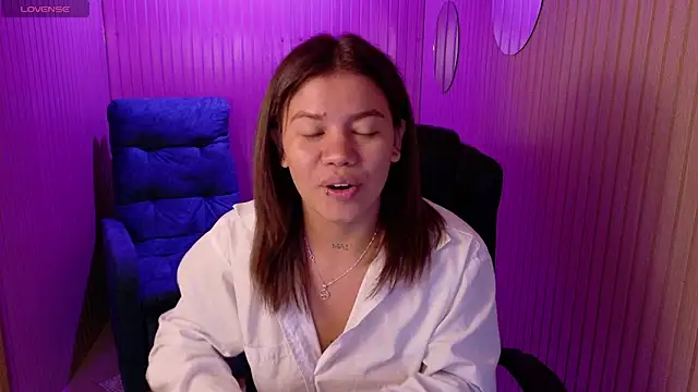 Alessia Monroe  online show from April 27, 2026, 9:13 pm