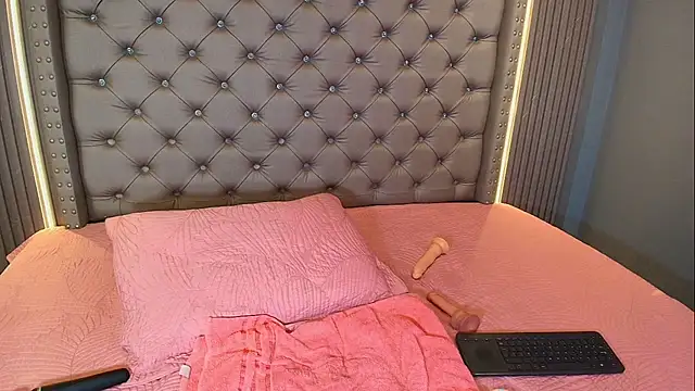 NAOMI cute  online show from April 27, 2026, 6:06 pm