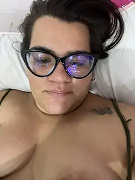 Snapshot of LuxuryloversCO chatting on April 15, 2026, 7:58 pm LuxuryloversCO online show from April 15, 2026, 7:58 pm