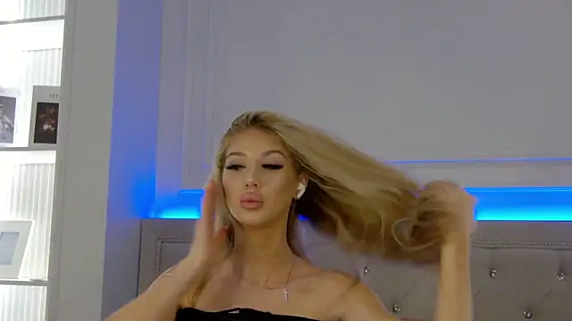 Snapshot of LynnAngel chatting on June 13, 2026, 4:49 pm LynnAngel online show from June 13, 2026, 4:49 pm