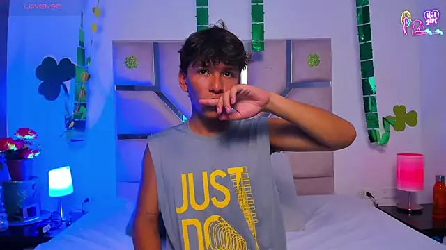 Snapshot of Angel_Lux chatting on March 20, 2026, 7:08 pm Angel Lux online show from March 20, 2026, 7:08 pm