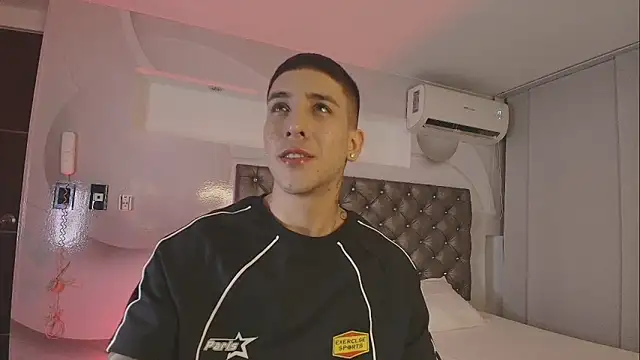 PapiLucca online show from March 12, 2026, 2:07 am