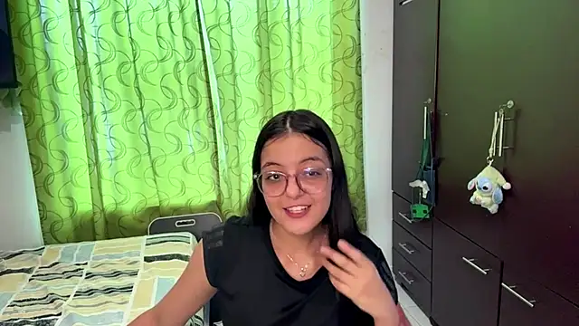 AnneliesePedaci online show from May 13, 2026, 7:33 pm