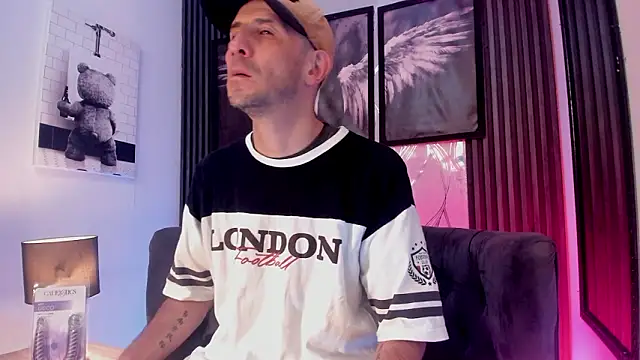 Milanwhite  online show from March 12, 2026, 11:38 am