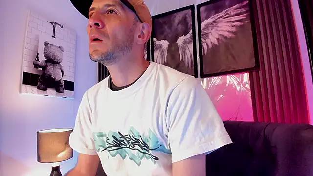 Milanwhite  online show from March 13, 2026, 11:39 am