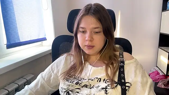 TomikoPfau online show from April 1, 2026, 1:41 pm