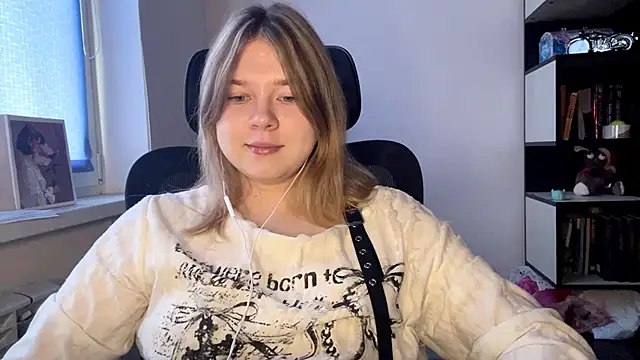 TomikoPfau online show from April 23, 2026, 9:19 am