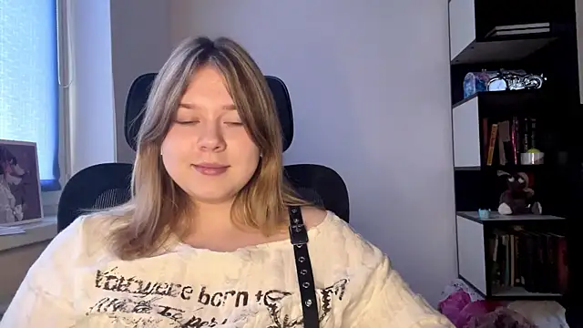 TomikoPfau online show from April 23, 2026, 12:29 pm