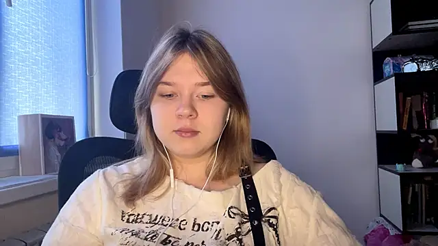 TomikoPfau online show from April 24, 2026, 7:44 am