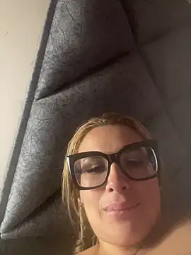 Snapshot of Alma_Andrade chatting on April 17, 2026, 5:16 pm Alma Andrade online show from April 17, 2026, 5:16 pm