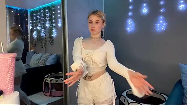 ZyrelihVayne online show from March 4, 2026, 8:09 am