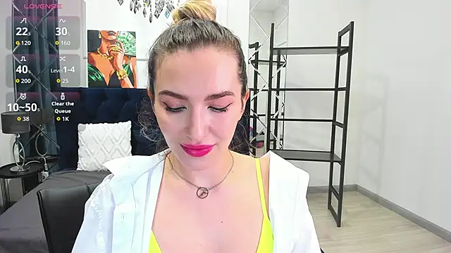 StellaAlluring online show from April 13, 2026, 7:47 am