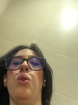Snapshot of susi_chimm chatting on May 4, 2026, 4:03 pm susi chimm online show from May 4, 2026, 4:03 pm