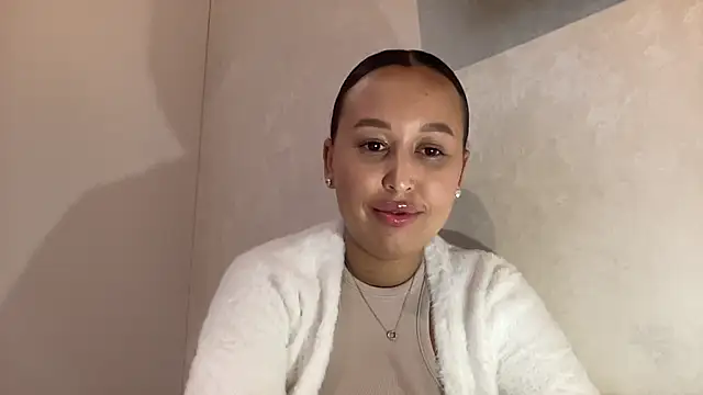 Dana 005 online show from May 1, 2026, 11:31 pm