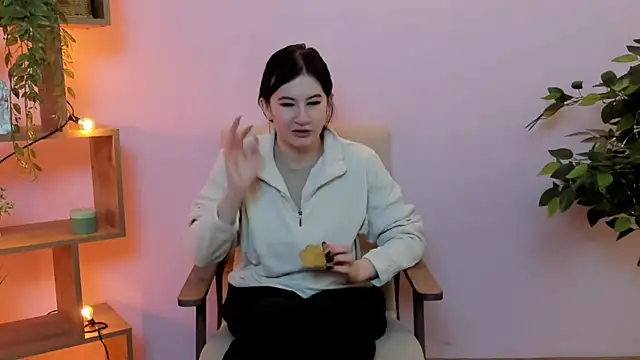 TwilaMode online show from February 22, 2026, 7:29 am