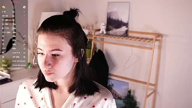 TwilaMode online show from March 4, 2026, 4:07 am