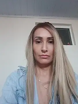 Snapshot of anajulia10 chatting on July 8, 2026, 8:02 pm anajulia10 online show from July 8, 2026, 8:02 pm