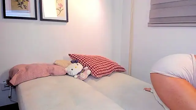 Snapshot of SarahandBast chatting on March 19, 2026, 3:43 am SarahandBast online show from March 19, 2026, 3:43 am