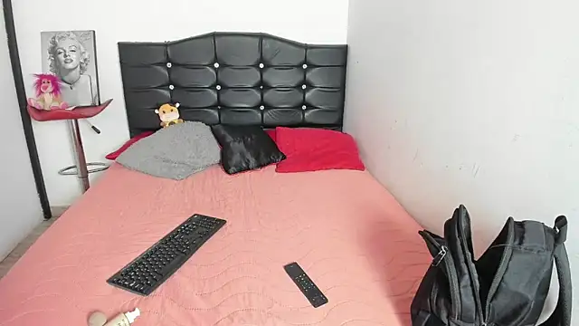 LatinaQueen23 online show from April 28, 2026, 3:50 pm