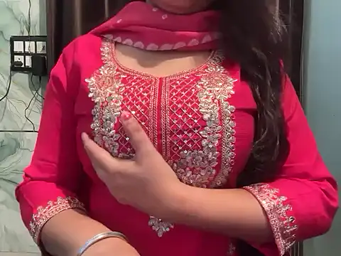 Snapshot of Avneet_kaurr1 chatting on May 10, 2026, 2:17 am Avneet kaurr1 online show from May 10, 2026, 2:17 am
