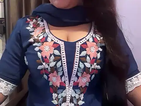 Snapshot of Avneet_kaurr1 chatting on June 8, 2026, 2:45 am Avneet kaurr1 online show from June 8, 2026, 2:45 am
