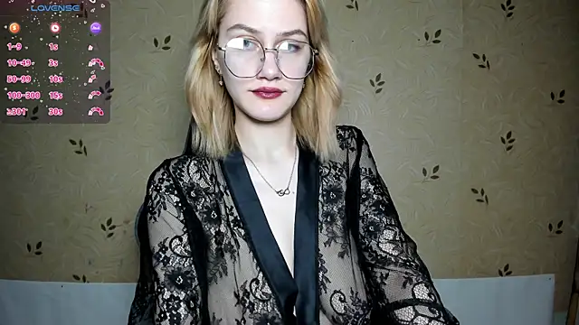 NicoleDaviss online show from July 4, 2026, 7:20 pm