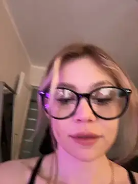 Snapshot of Dipamelly chatting on May 25, 2026, 2:23 pm Dipamelly online show from May 25, 2026, 2:23 pm