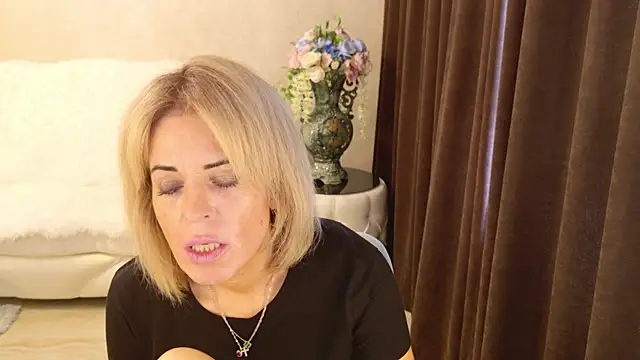 Snapshot of NellyBloom chatting on July 17, 2026, 1:18 pm NellyBloom online show from July 17, 2026, 1:18 pm