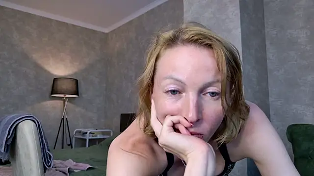 angelicfenix online show from June 10, 2026, 1:43 pm