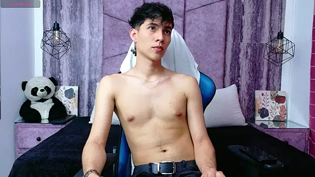 Snapshot of AronTawers chatting on June 2, 2026, 9:06 pm AronTawers online show from June 2, 2026, 9:06 pm