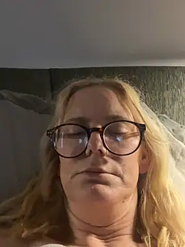 Snapshot of Amelie_BlondeXX chatting on March 4, 2026, 8:20 am Amelie BlondeXX online show from March 4, 2026, 8:20 am