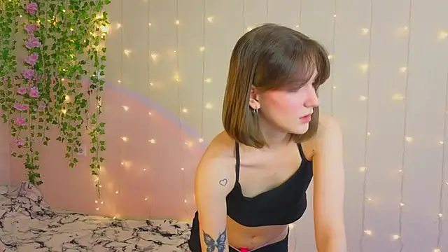 PeachyWhisper online show from May 3, 2026, 7:03 am