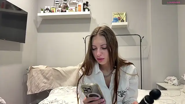 Snapshot of selena_favn chatting on June 10, 2026, 2:34 am selena favn online show from June 10, 2026, 2:34 am