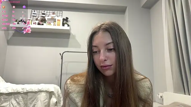 Snapshot of selena_favn chatting on June 16, 2026, 2:25 am selena favn online show from June 16, 2026, 2:25 am