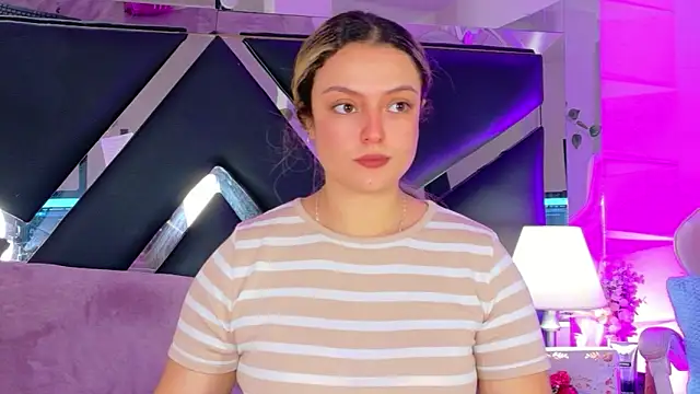 Giigii Hadid  online show from March 10, 2026, 3:28 pm