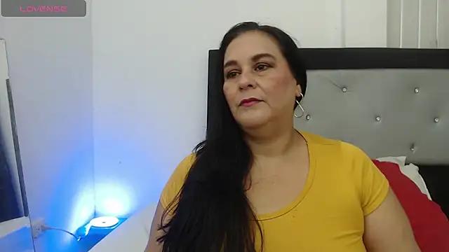 Sharlot curvy online show from April 26, 2026, 7:33 pm