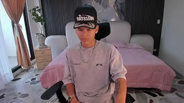DylanRoyce  online show from April 27, 2026, 12:58 pm