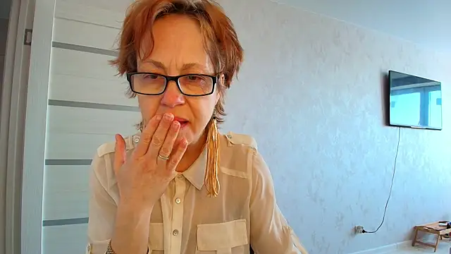 LioraWeiss online show from May 4, 2026, 5:36 am