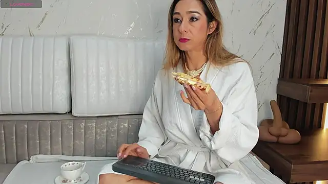 Madam Dalila online show from July 29, 2026, 1:42 pm